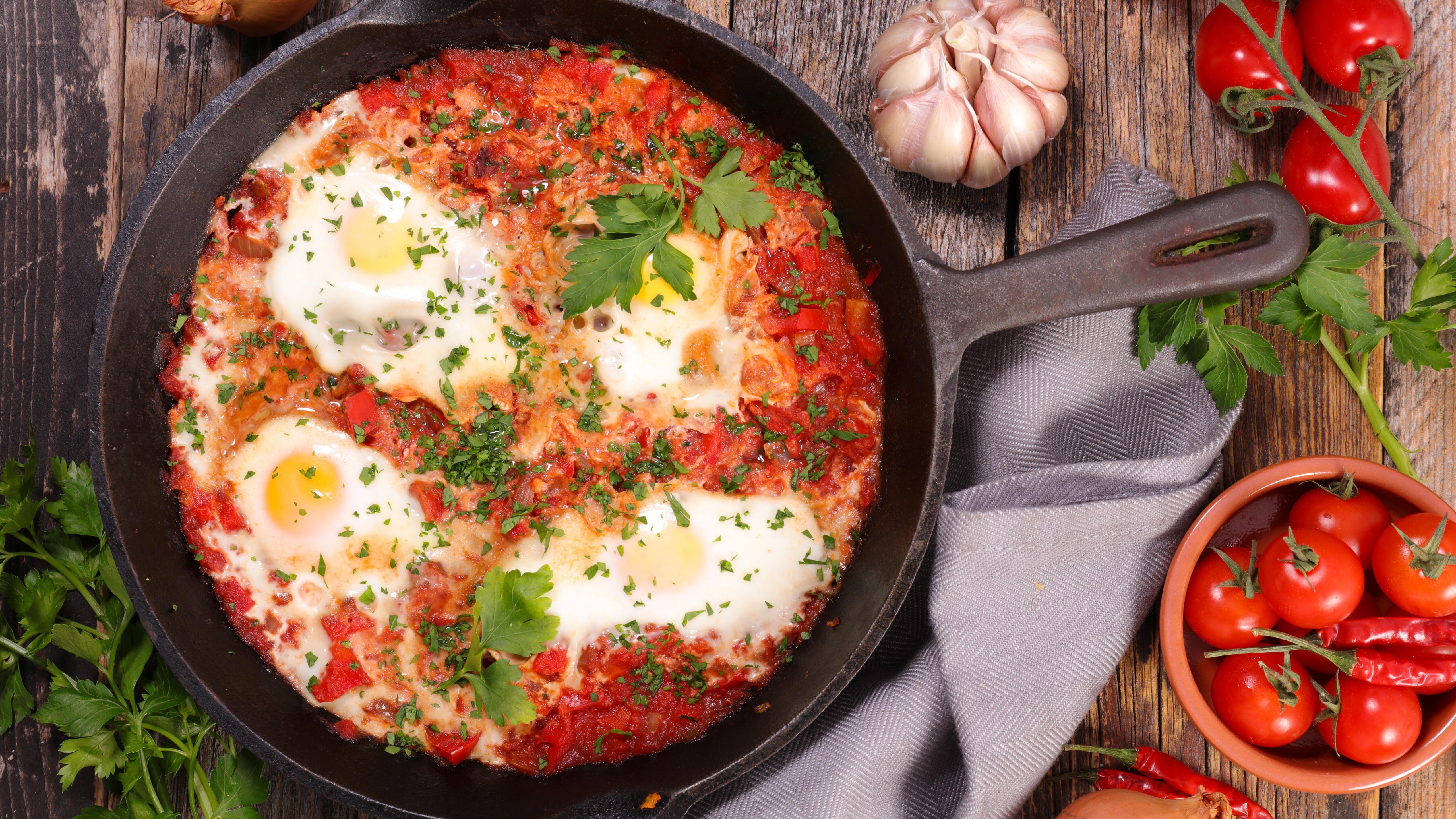 Томатная шакшука. Шакшука ароматная. Шакшука в турции. Шакшука. Менемен или шакшука.